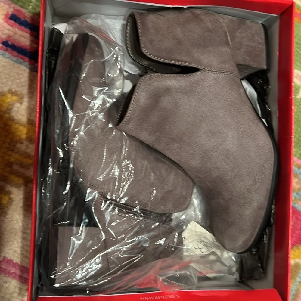 NWT Kim Rogers Gray Boots size 7